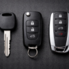 Różnice między kluczem mechanicznym, pilotem a smart key