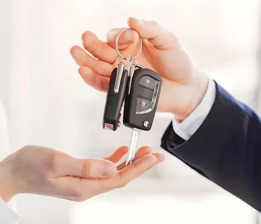 Oddanie dorobionych kluczyków klientowi po wykonaniu usługi