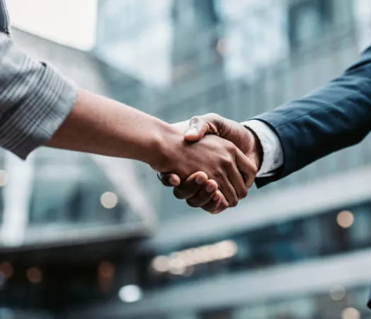 Uścisk dłoni jako symbol uzgodnienia usługi i ceny dorabiania kluczy lub wsparcia IT