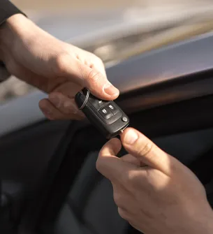 Przekazanie nowego kluczyka samochodowego po dorobieniu kluczy do auta