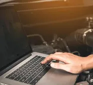 sprawdzanie usterek samochodu laptopem pod maską