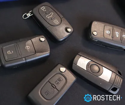 kluczyki samochodowe z pilotem centralnego zamka i funkcją keyless