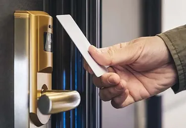 Bezpieczne otwieranie drzwi kartami RFID i NFC w biurze, firmie i domu