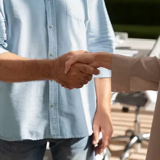 podanie ręki i indywidualne podejście do klienta - profesjonalna obsługa