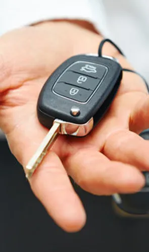 Wręczenie nowego klucza auta klientowi - usługi motoryzacyjne Kwidzyn