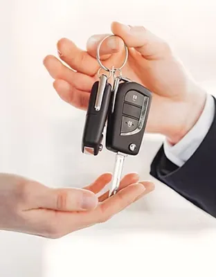 przekazanie dorobionych kluczy samochodowych zaraz po ich dorobieniu