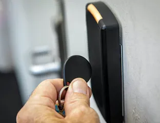 skanowanie breloka RFID - kontrola dostępu w firmie lub domu