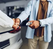 wręczenie nowego kluczyka do auta klientowi - serwis kluczyków w Kwidzyn