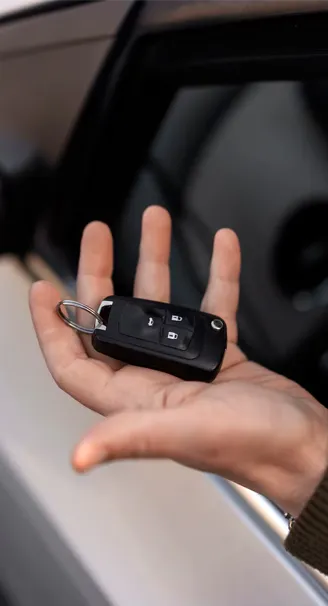 zaprogramowany klucz samochodowy przekazywany klientowi - serwis kluczy Kwidzyn