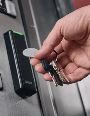 bezpieczne otwieranie drzwi brelokiem RFID - system kontroli dostępu